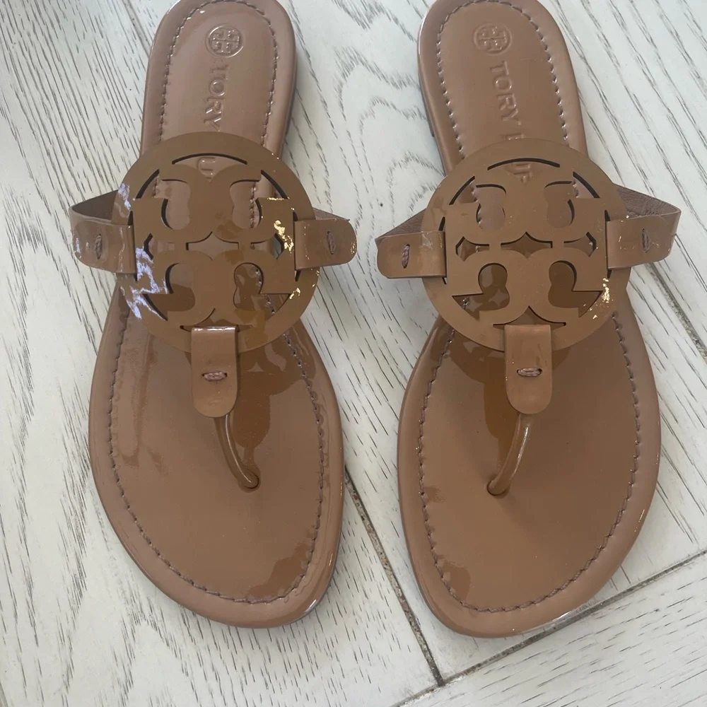 Tory Burch Tan Miller Sandals Iconic Glossy Patent Leather Design - Picture 4 of 10